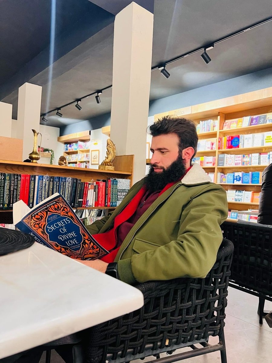 Zahid Gul reading at a bookshop in Islamabad